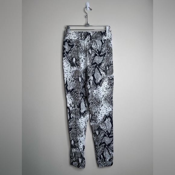 NEW! BB Dakota Casiana Pants Joggers French Terry B&W Snake Print Size 0 NWT - Picture 3 of 11